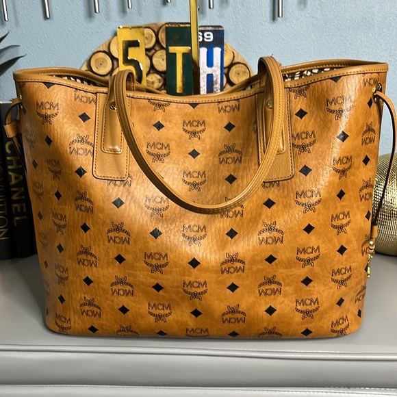 MCM Reversible Medium Visetos Tote Bag - Picture 4 of 10